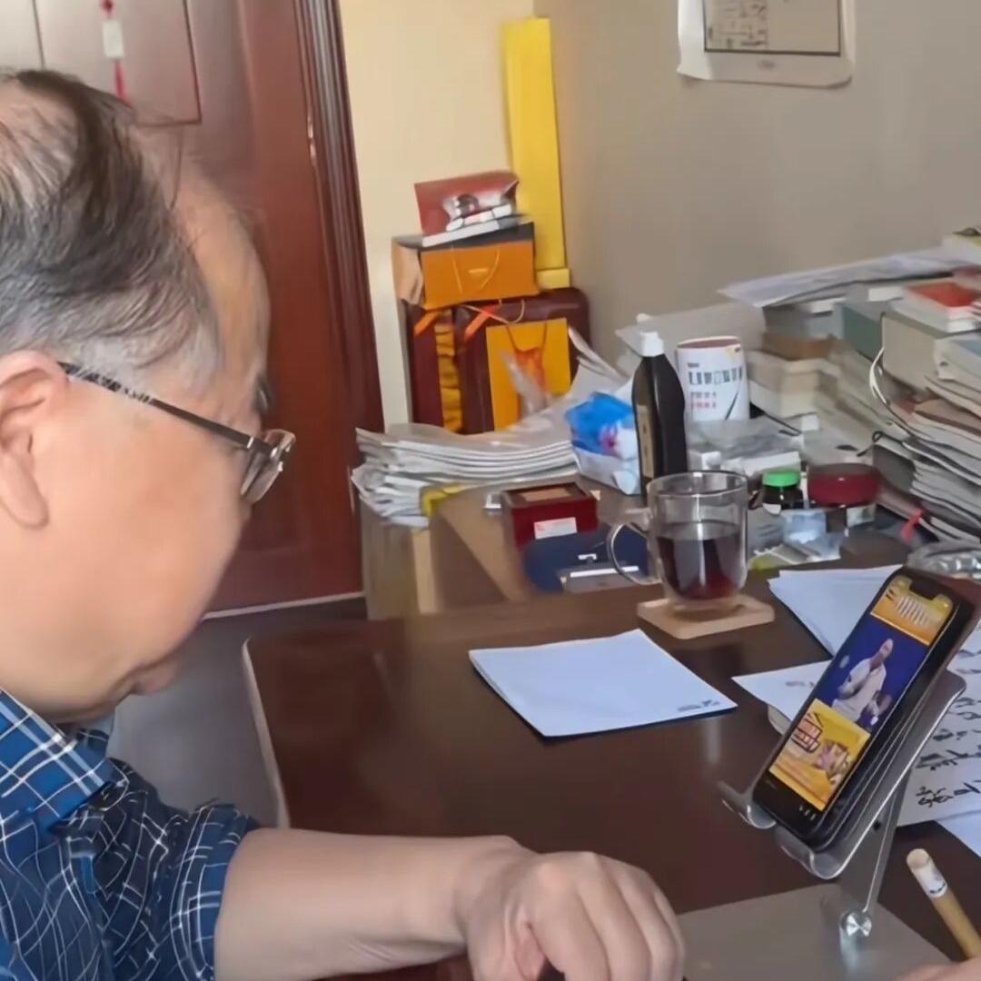 诺奖作家莫言，居然也戒不掉刷短视频！谁能想到啊！咱们天天刷短视频停不下来，原