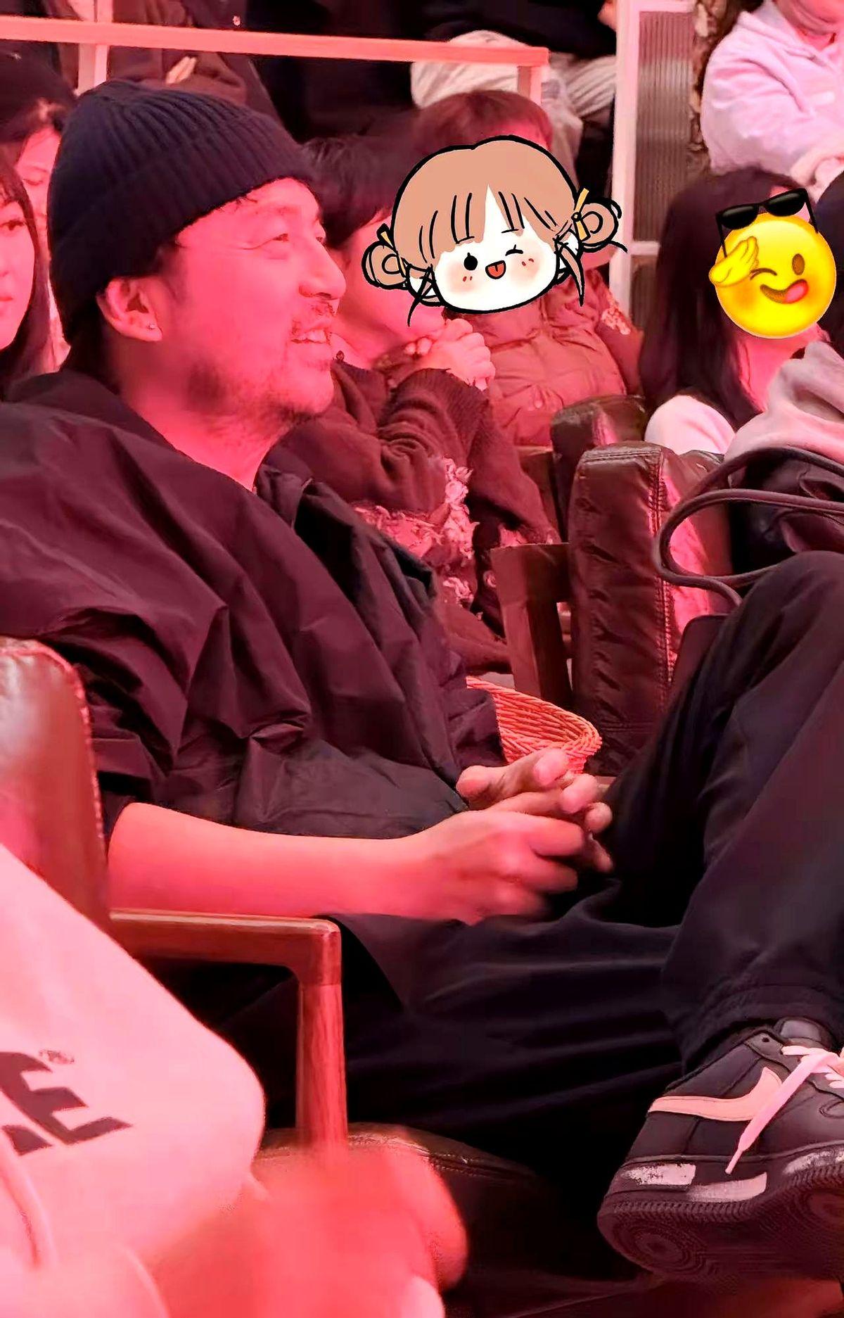 雷佳音这私下状态，有点认不出了！最近看到他的照片，嚯！满脸胡茬子，压根没打理