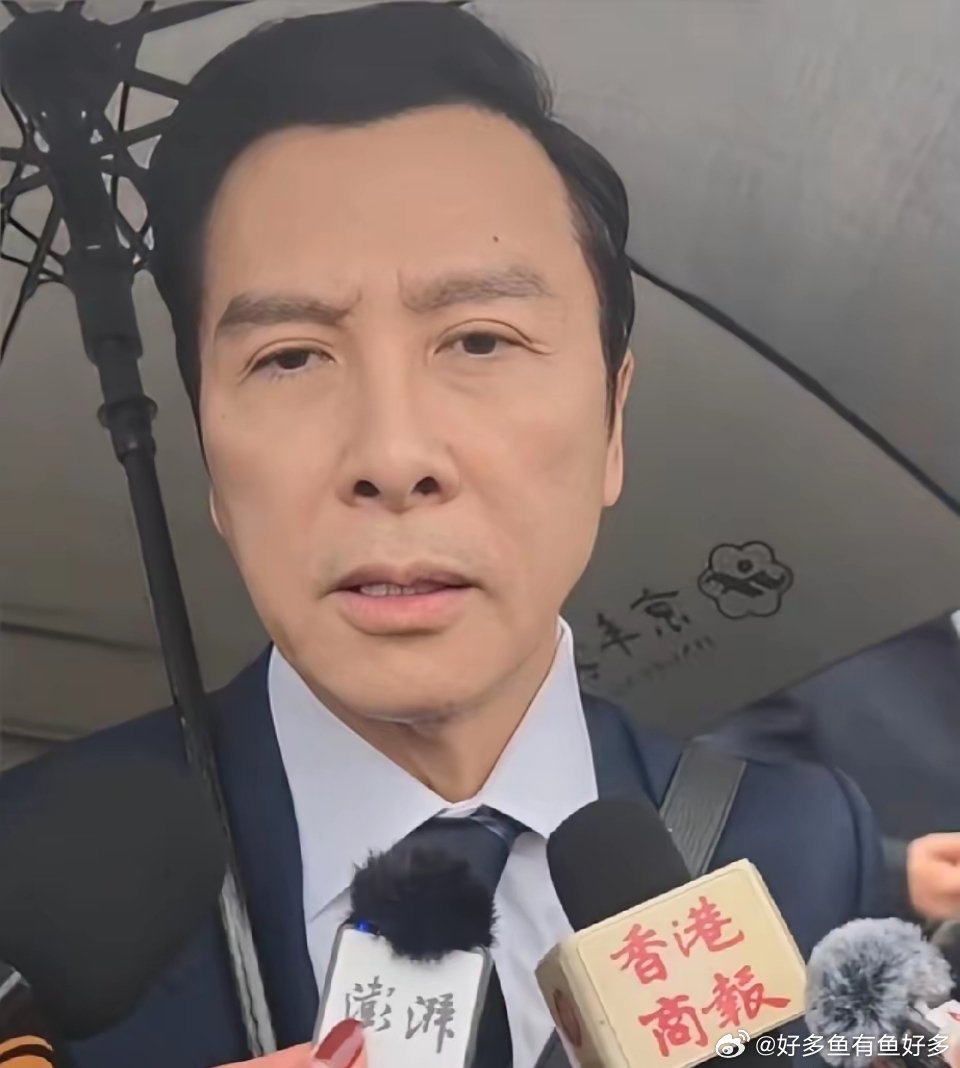 甄子丹恭喜吴京与袁和平，贺岁档《镖人》取得骄人的成绩，可喜可贺。接着又赞扬吴京，