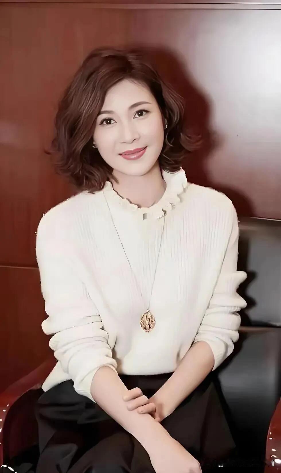 这大概是所有男人都想娶回家的一个大美女吧，长相一点也不输高圆圆。肌肤是那么的白皙