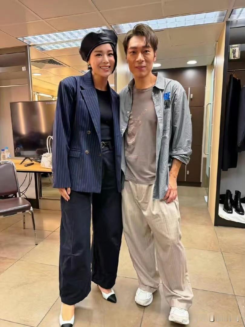 胡杏儿这脸也太百搭了，虽然老公就在身边，但和许志安竟然这么有CP感。
