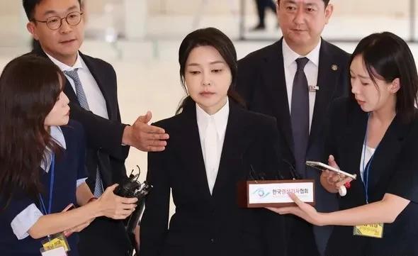 《韩民族日报》8月8日社论：金建希否认，尹锡悦拒捕——难道真是按剧本行动？负