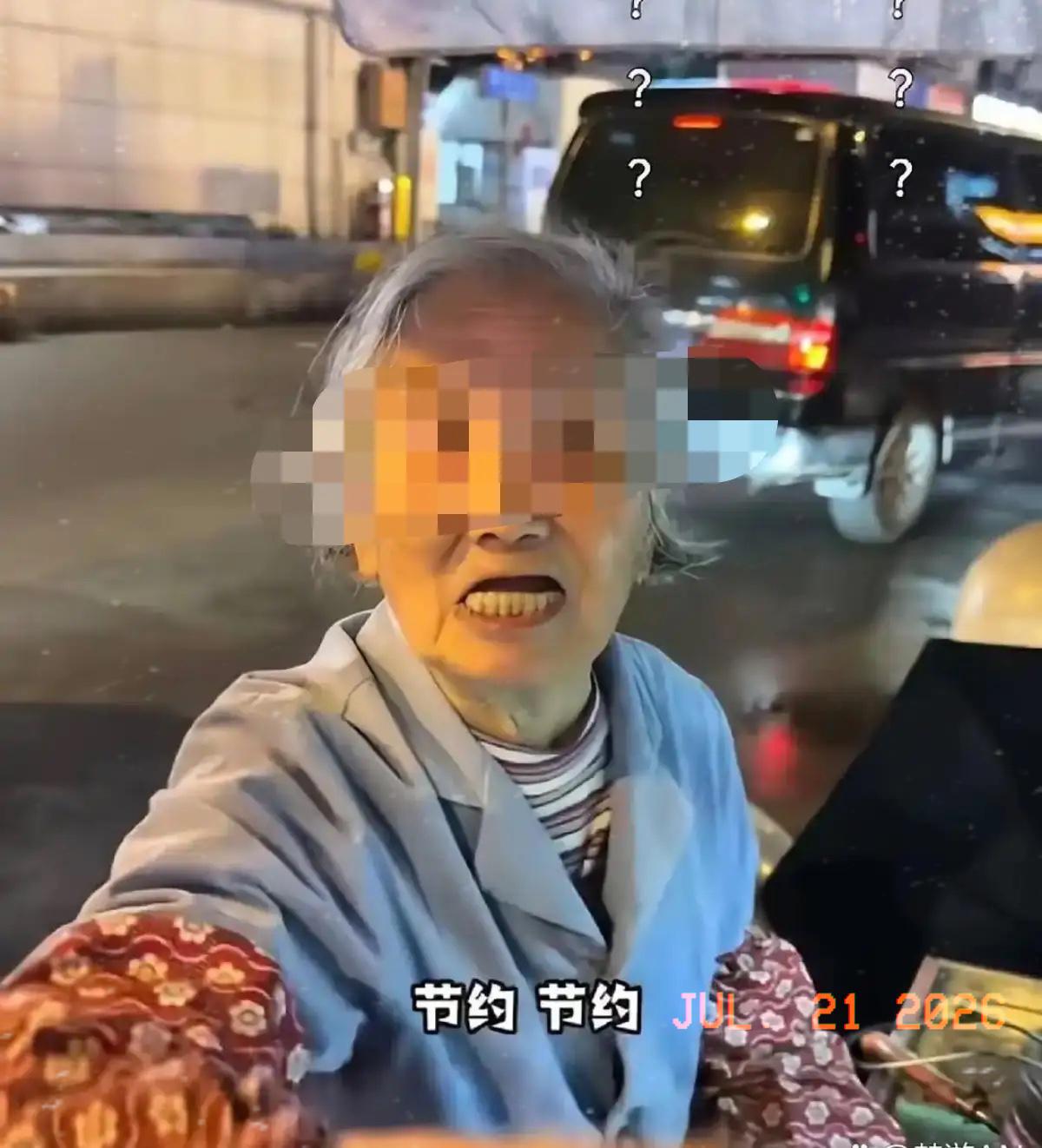 凌晨两点，成都街头那个92岁卖蛋烘糕的婆婆上了热搜。顾客刚开口说“要个10块钱的