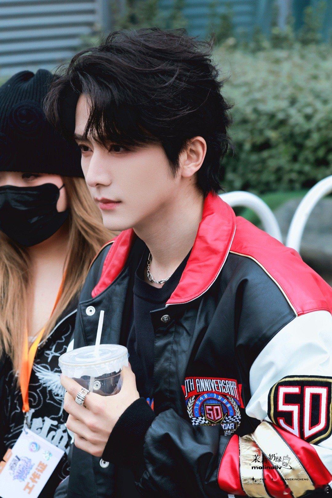 张新成一条裤子系了两根皮带张新成这身打扮也太帅了吧，一条裤子系俩皮带，虽然有点