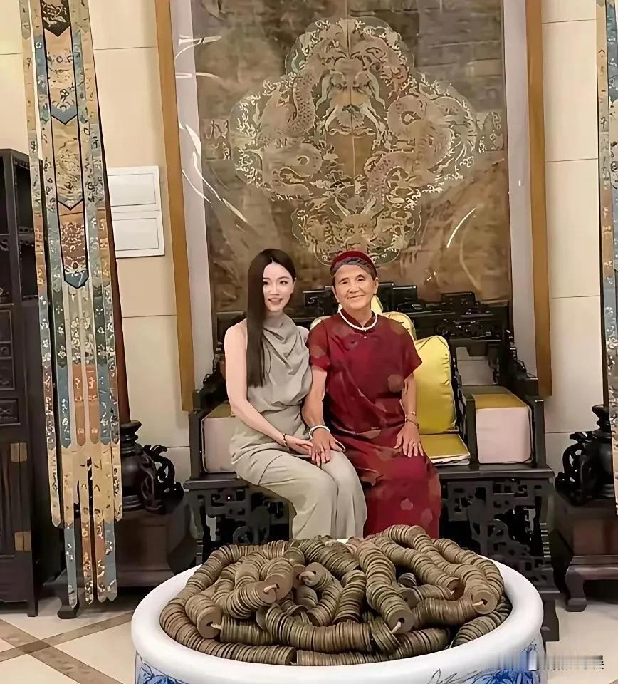 铁打的婆婆，流水的儿媳。[捂脸哭]网传杨子新女友搬进了杨子家的新豪宅。杨子妈妈穿