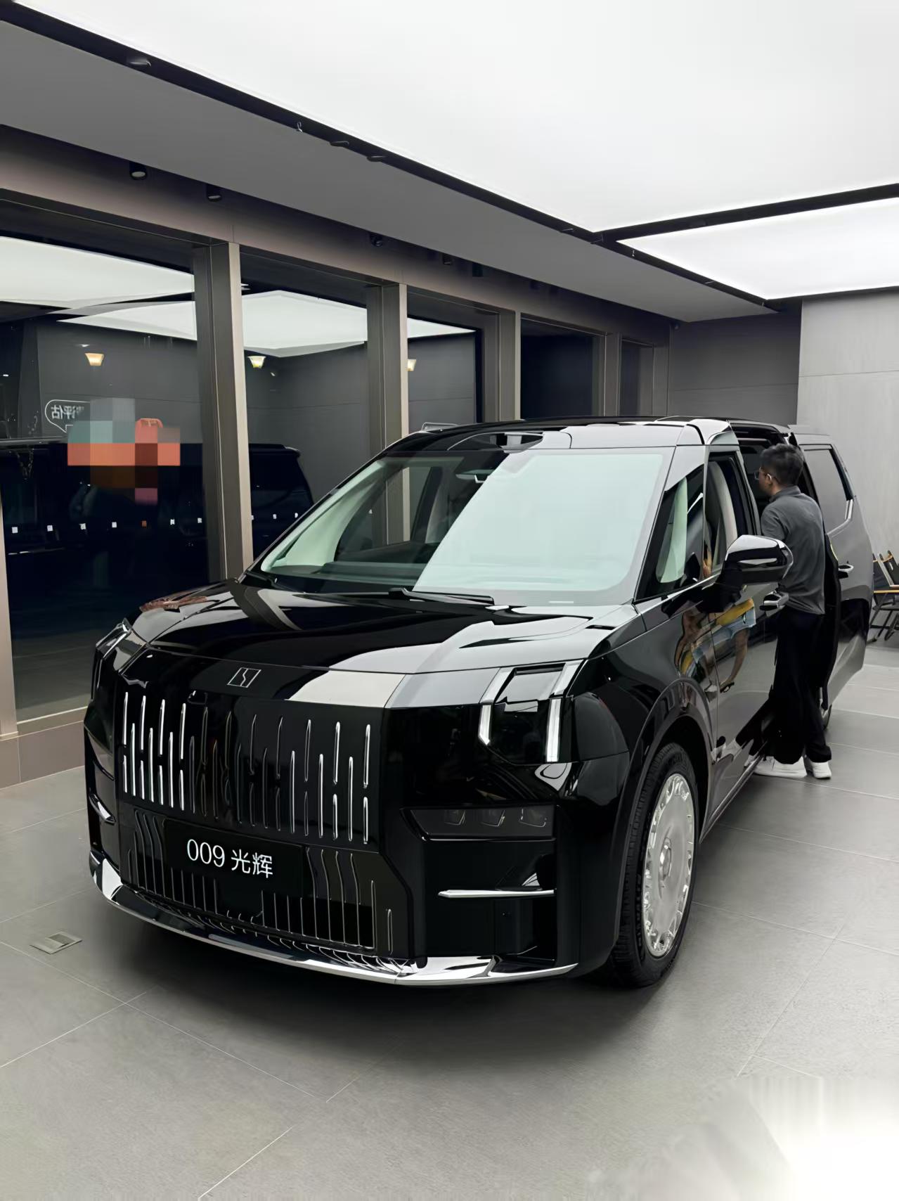 ZEEKR009价格现状与优惠行情探店解析周末去极氪体验中心看车，展厅中央