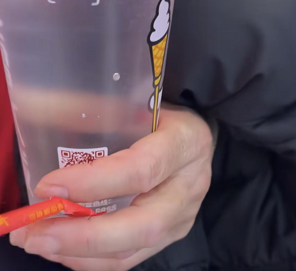 这一次蜜雪冰城又上大分了！事情的起因是有一位江苏的女子，带着家中的老人外出逛街