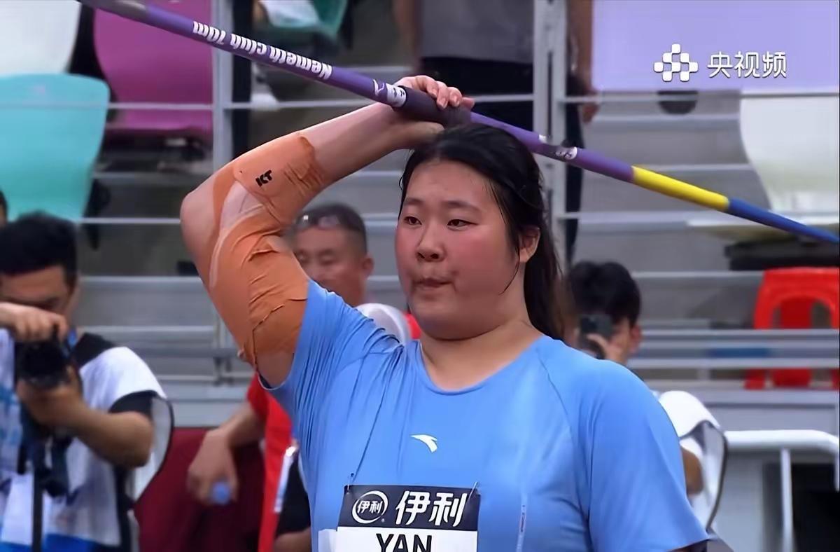 谁见过这么碾压级别的赛场统治力？一个刚满18岁的中国小姑娘，站上标枪赛场，仅仅