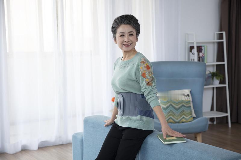 教龄30年，70后教师。以前最怕听见“延迟”俩字。嗓子哑了，腰突犯了，老花镜换了