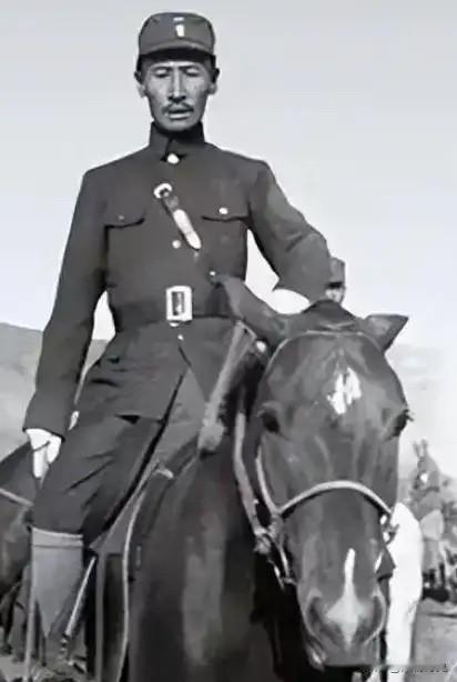 1932年，马占山投靠了日本人，顿时国内上下骂声一片，然而在受降仪式上，马占山竟