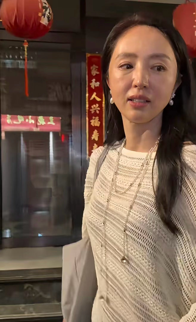 董璇走在厦门斗西路，几乎素颜的妆，原相机下看起来不是很年轻了，应该没有医美，皮肤