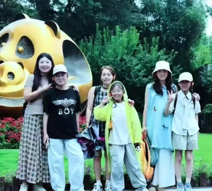 “旅游车阿坝坠河”后续，6月27日，江苏泰州3对母女和1名司机到四川旅游，7月2