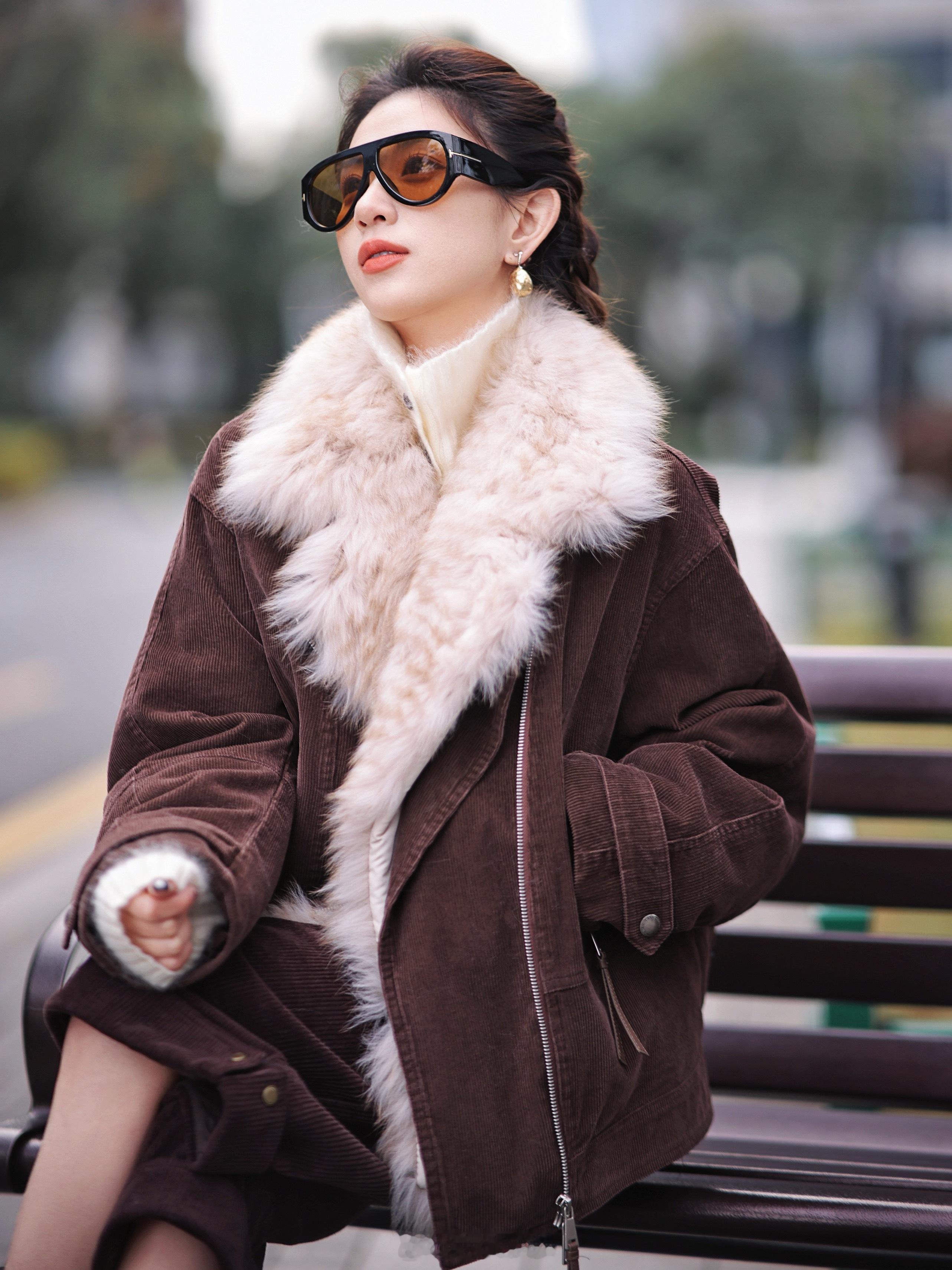 双倍抗风我选“老友皮草鹅绒派克”😎！听名字就懂了吧90鹅绒+进口芬兰狐狸毛再