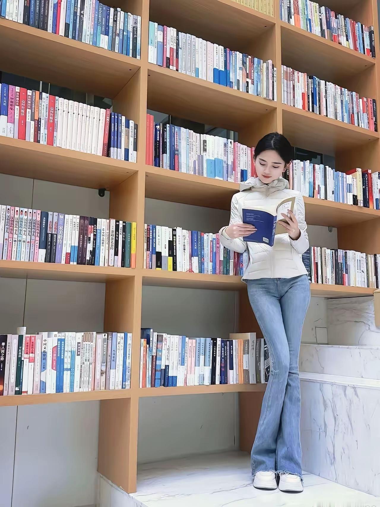 我不是在看美女，是在看美女手里的书。一旦我也能看懂美女手里的书，我就能找到通向美