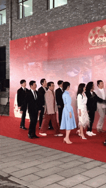 陈龙算前辈，大合影时还是把井柏然推到里面，他自己站在了最边上，其实，陈龙还真没必