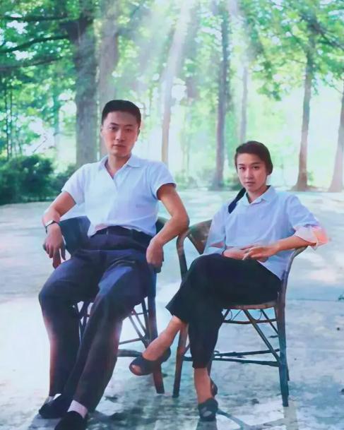 1975年，陈毅的儿子陈小鲁和粟裕的女儿粟惠宁结为伉俪，在庐山度蜜月的照片。你瞧