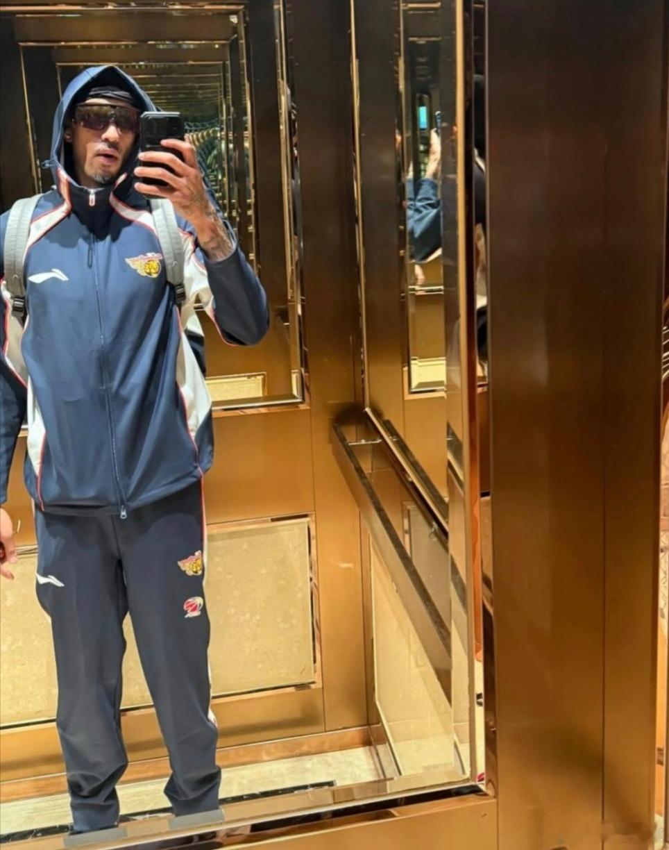 奎因真的很喜欢在电梯里自拍啊