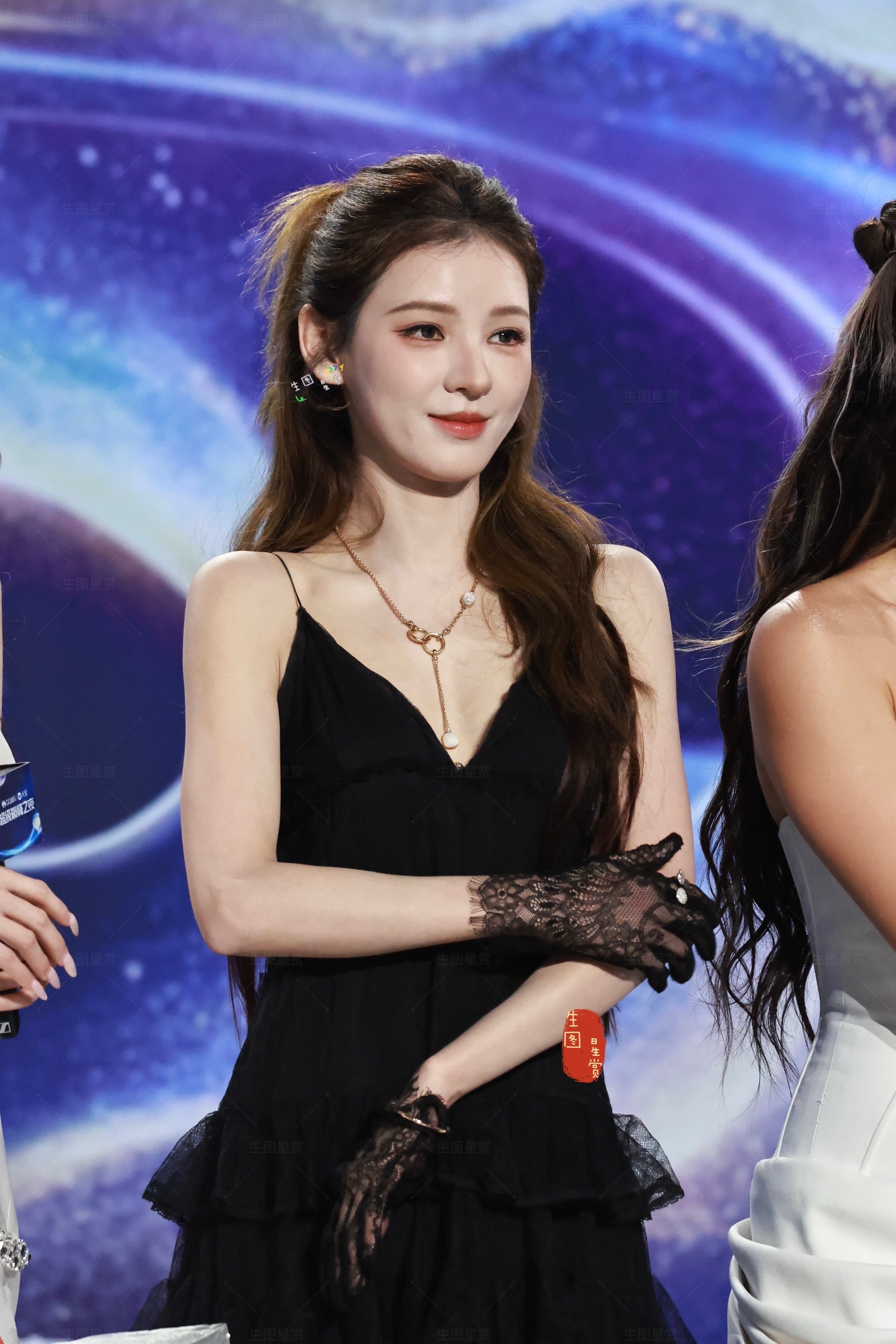 张予曦歪头杀，完全沦陷了qq音乐超级巅峰之夜红毯生图张予曦在学英语