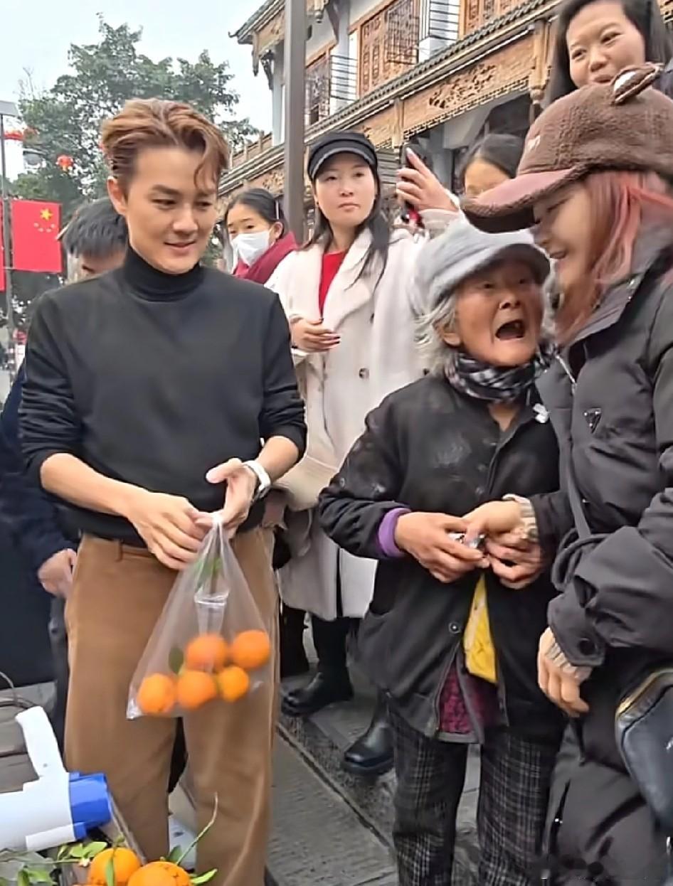 12月27日，吴克群在四川乐山旅游时，看到一个白发苍苍，身材佝偻推着一个小车在路