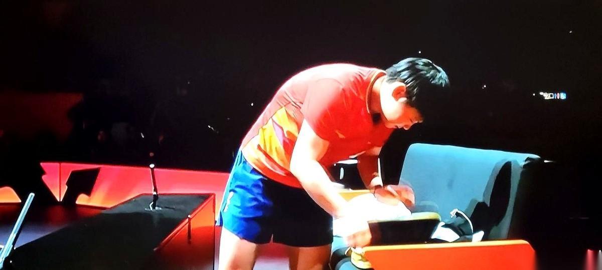 就那么一下，脚崴了。隔着屏幕，心都跟着咯噔一下。完了，当时脑子里就这俩字。