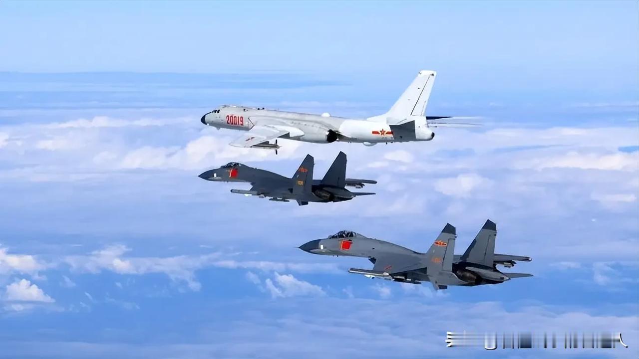 歼-16三次亮枪，F-16吓得魂飞魄散！台湾“国防部”亲口承认：去年底那场空中博