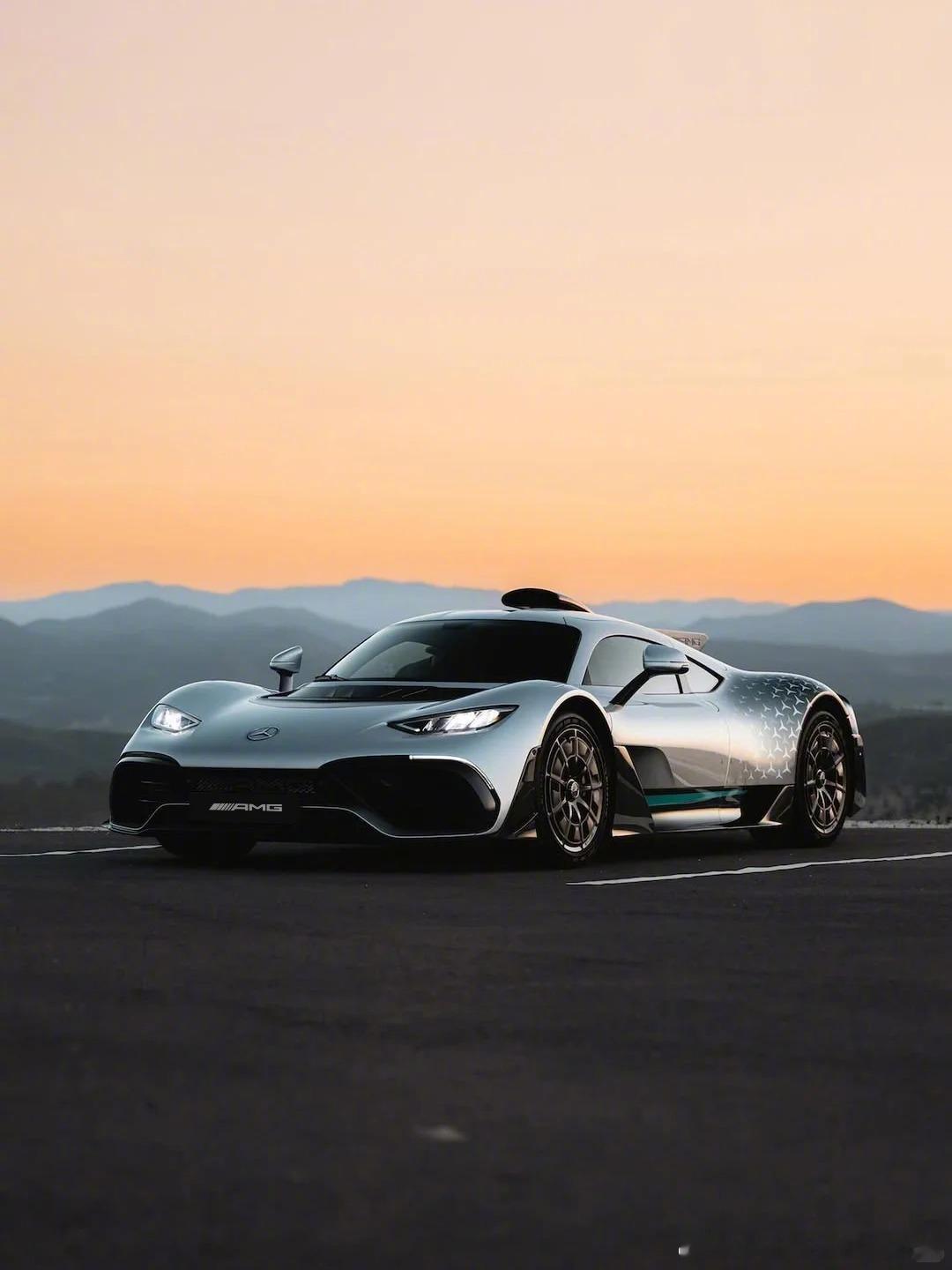 梅赛德斯-AMGONE，零百2.9秒，352km/h的极速，1063马力，已经