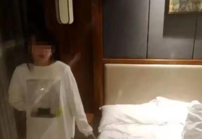 湖南当地媒体通报了一起引发广泛关注的“色诱盗窃案”。一位67岁的张大爷在老街区遇