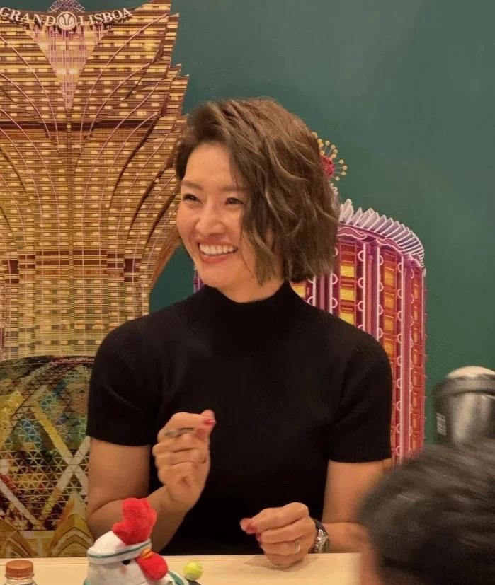 网球女王”李娜的颜值和气质在退役后发生了显著变化。现在的李娜，简直宛如豪门里的贵