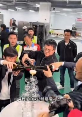 最近张雪机车的庆功宴火了！核心就是老板张雪拿了WSBK葡萄牙站中国品牌历史首冠，