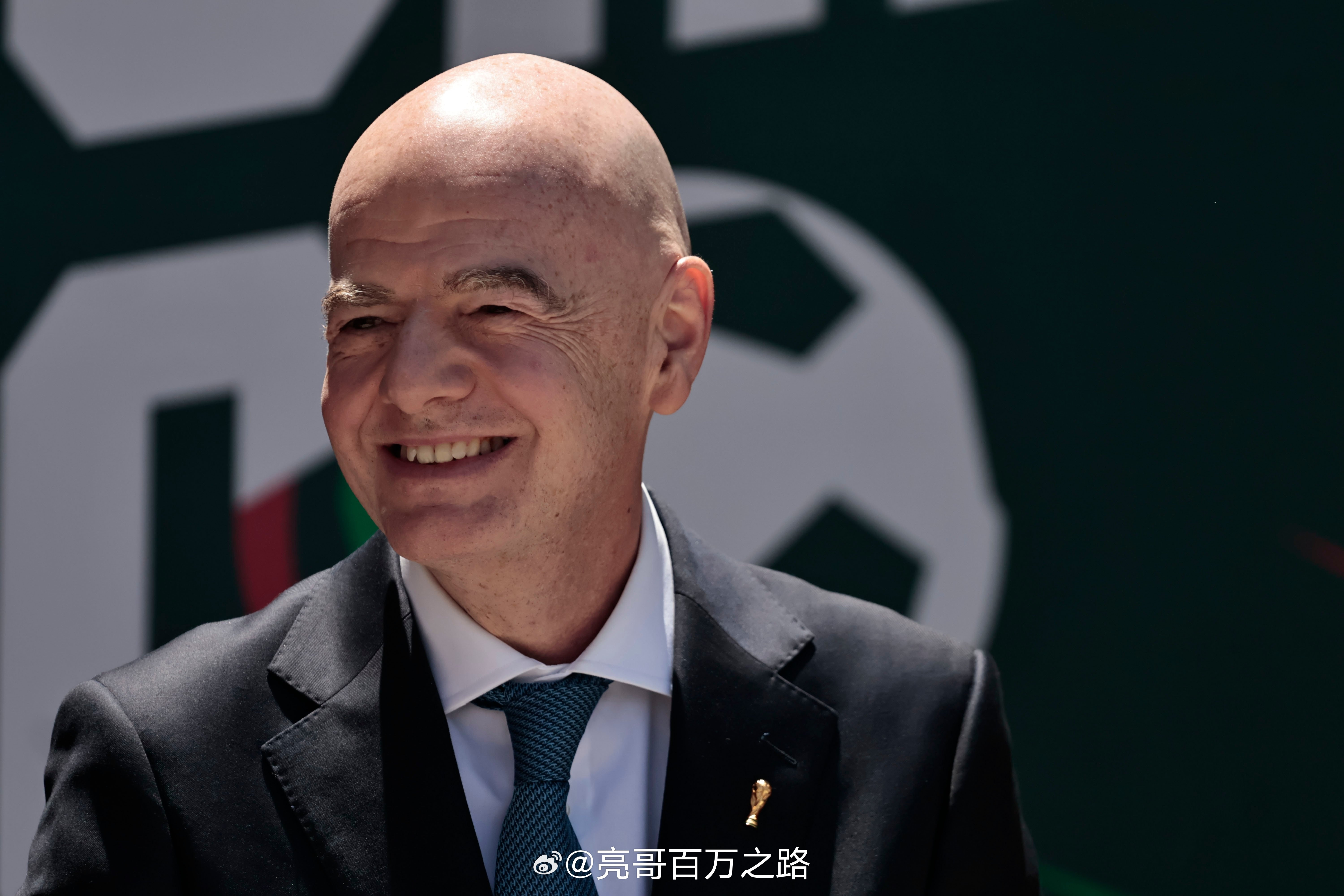 国际足联现在彻底乱成一锅粥，因凡蒂诺处境岌岌可危。为保住自己的主席位置，他拿20