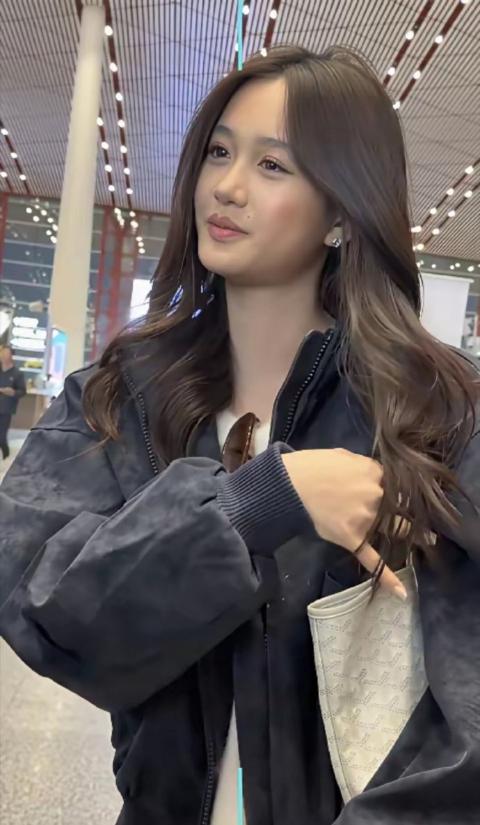 偶遇钟丽缇女儿考拉！小姑娘长得太好看了！一头慵懒卷发，宽松牛仔外套搭配简约内搭，