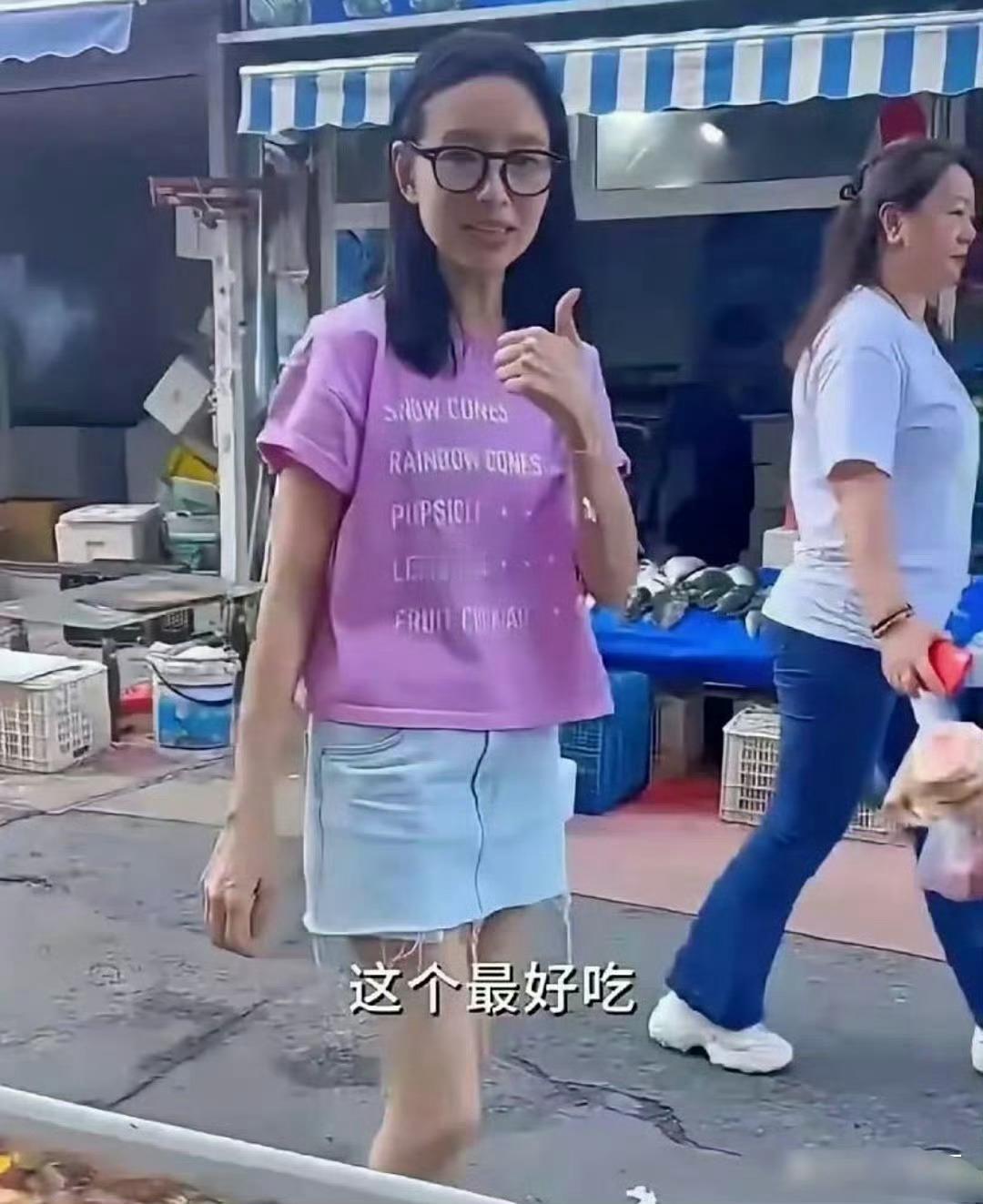 董洁菜市场被偶遇，衣着朴素，瘦成纸片人