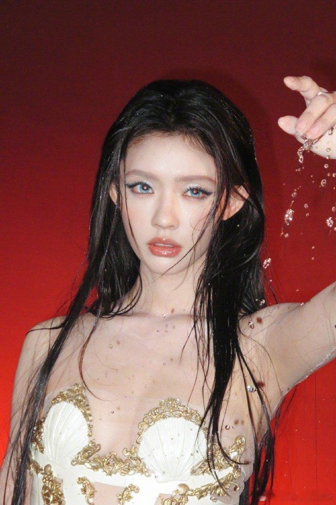 林允湿发半裸造型蓝瞳搭配湿发半裸的造型，把人鱼的灵动与妩媚展现得恰到好处，每一处