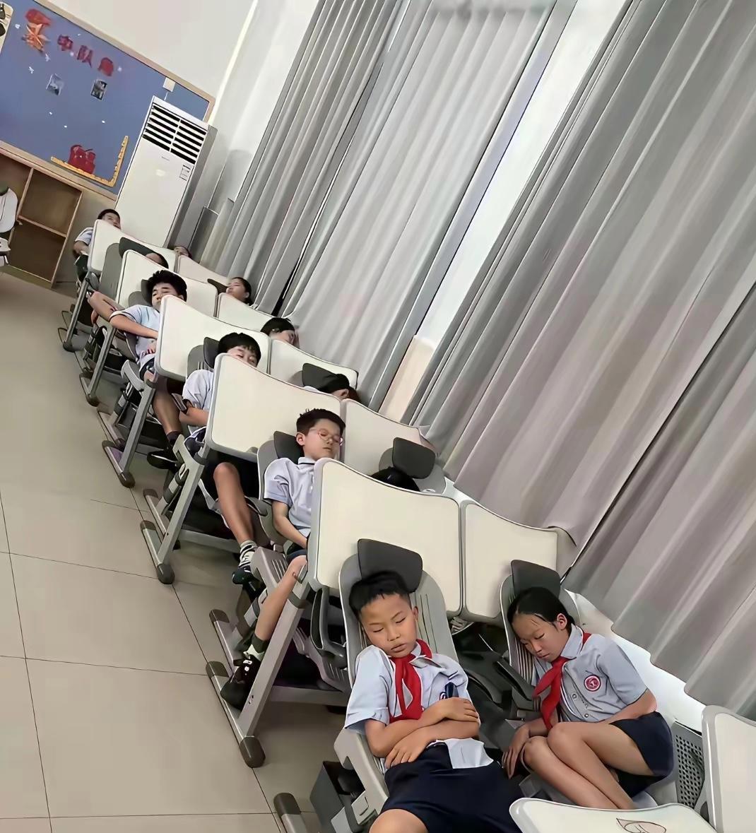 贵族学校就是不一样，午休时间直接躺平了！
