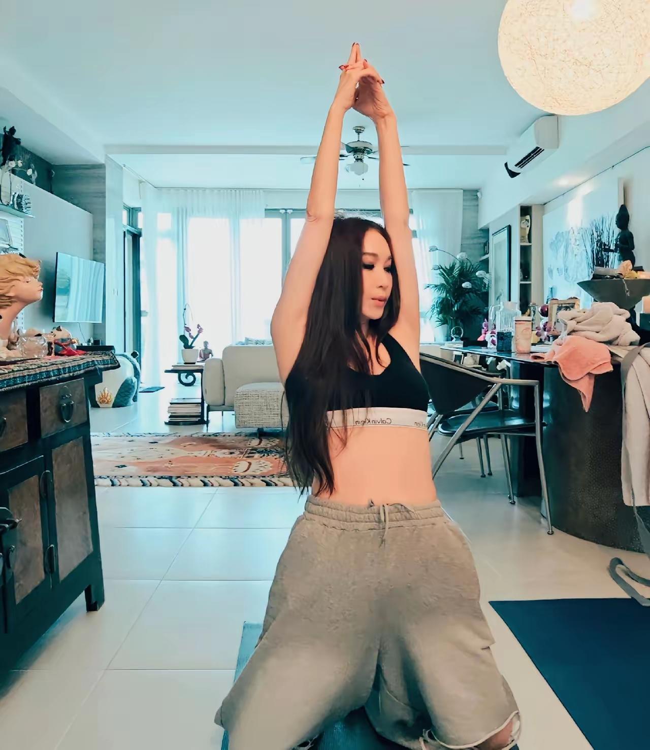 温碧霞晒健身照，纤细腰身引人注目。年近六十的她状态依旧年轻，风采不减。这或许得益