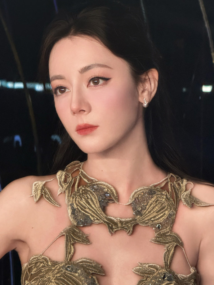 美丽动人的热巴好喜欢听美巴娓娓道来美丽动人的热巴，一身蓝白镂空高定裙亮相活动，