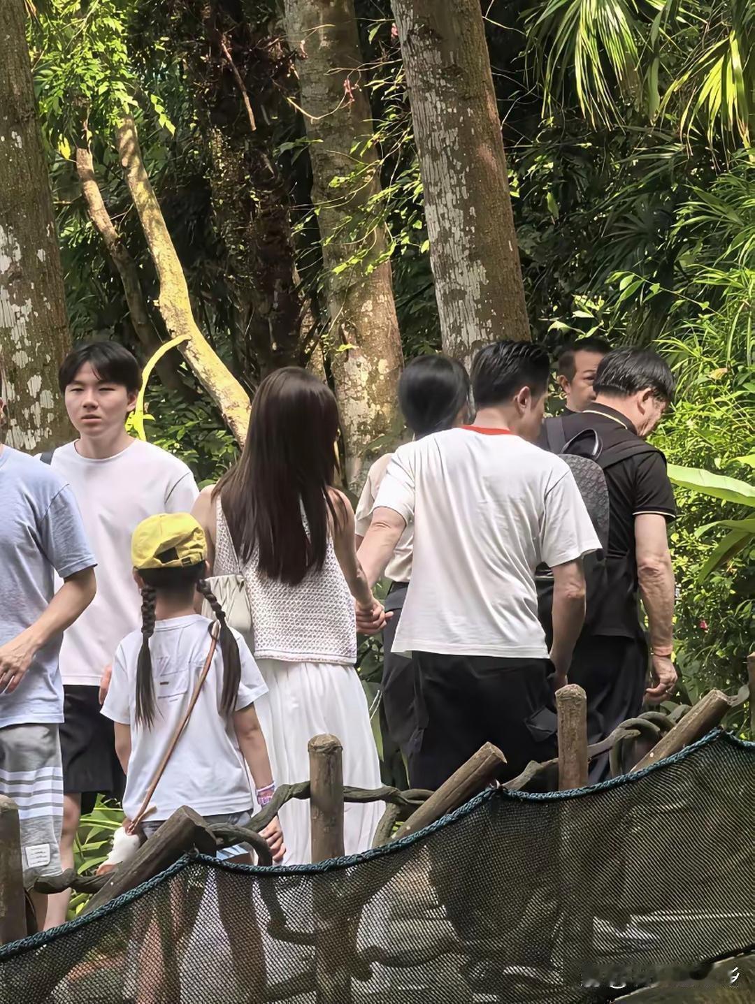 郭富城对老婆方媛那是真喜欢。爬山的时候，他一直牵着老婆手，比小情侣还腻乎，岳父岳母和俩女儿都在呢。岳