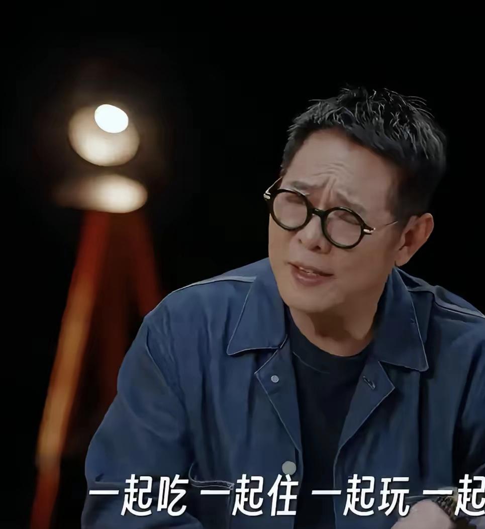 利智是一个很沉得住气的女人，嫁给李连杰那么多年，被人误解破坏黄秋燕李连杰婚姻那么