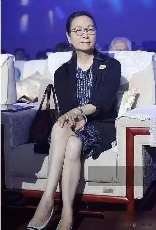 奚美娟算是彻底塌房了！倪萍让陈道明评价刚获奖的奚美娟，他愣是沉默十多秒，脸上