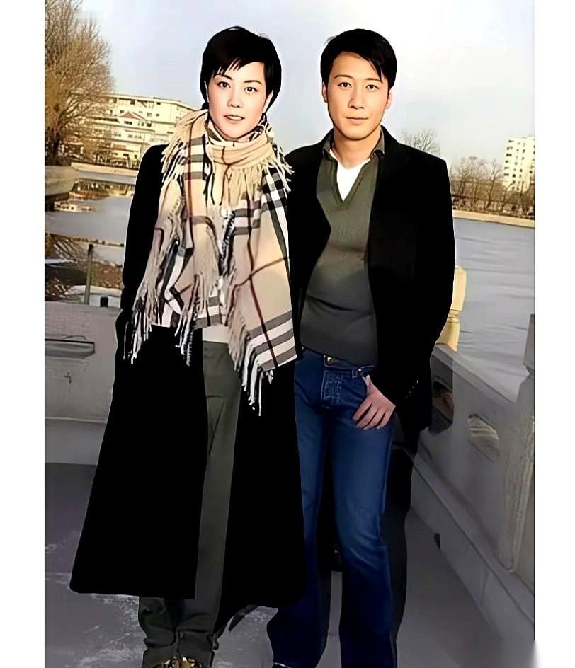 刷到王菲和黎明年轻时的合照，我脑子里就三个字：不。对。劲。真的，太不对劲了。