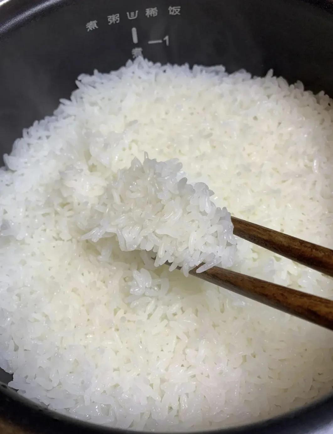 今天蒸米饭时突然发现了一个惊人的秘密。今天我才把米和水放进电饭锅还没开始煮，