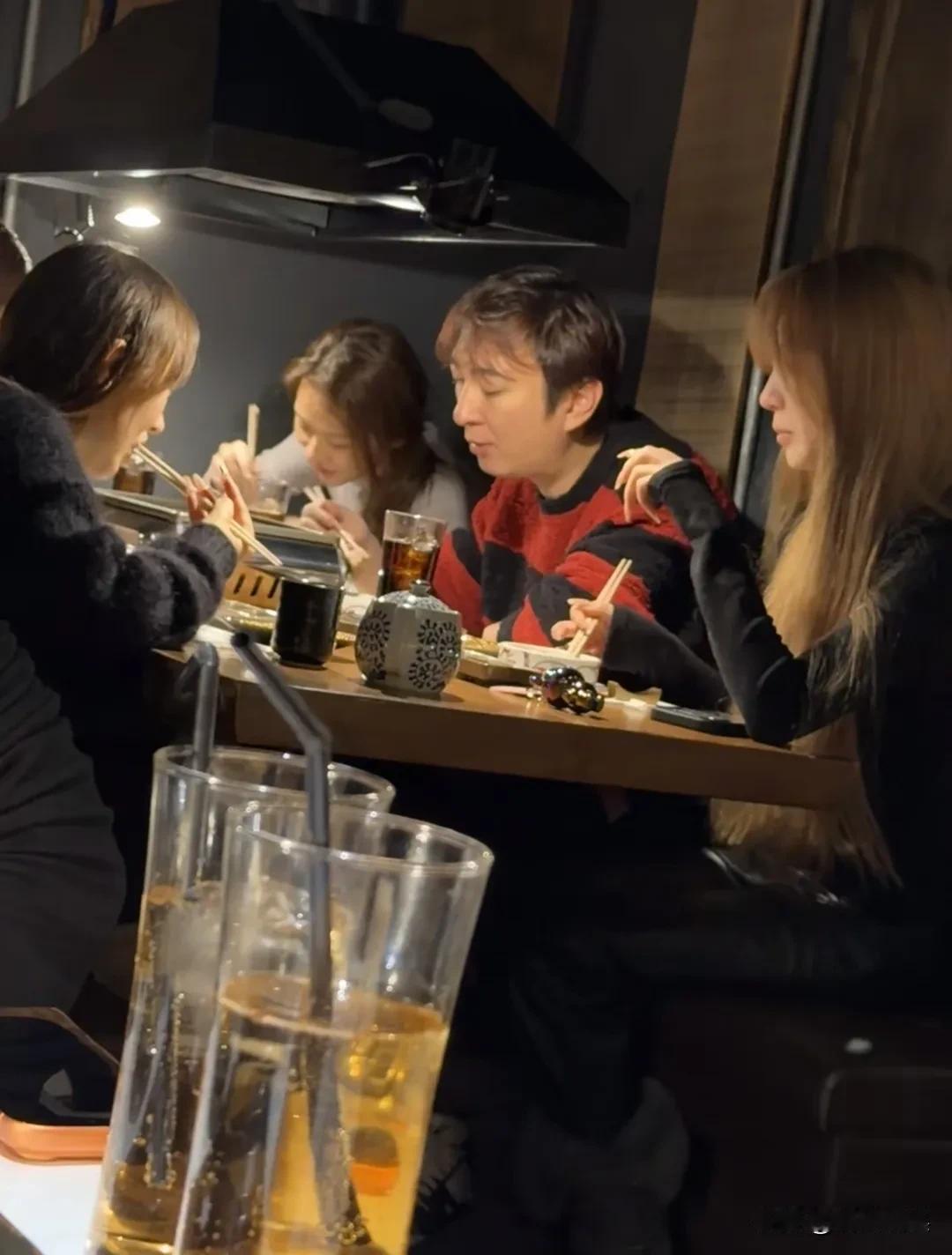 王思聪现身日本滑雪、吃烤肉，他看起来胖了好多，双下巴很明显，发际线也往后移了不少