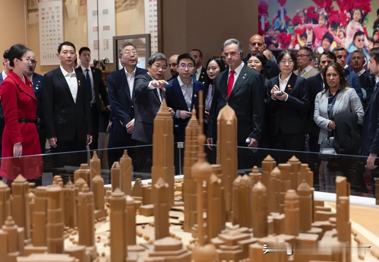 乌拉圭总统奥尔西访华的第一天，就做了一件特别有意义的事情，他带领庞大的访华团队，