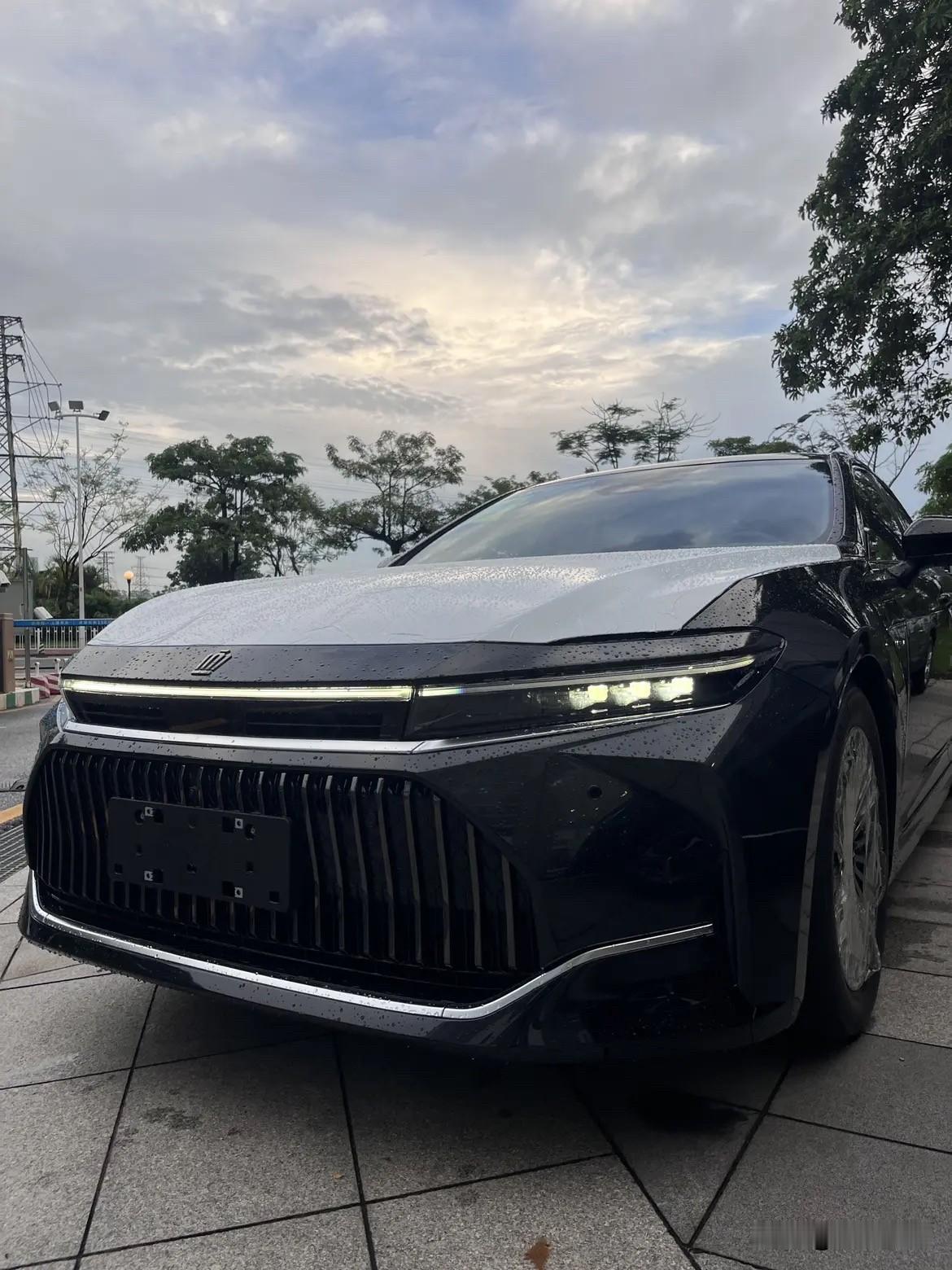 丰田皇冠怎么样？情怀不能当饭吃买车别盲目跟风很多人一提皇冠，就想起当年1