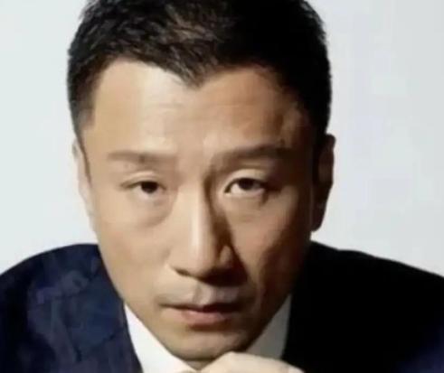 2002年，功成名就的孙红雷忙了一天后回到家，看到43岁的同居女友丁嘉丽正在蓬头