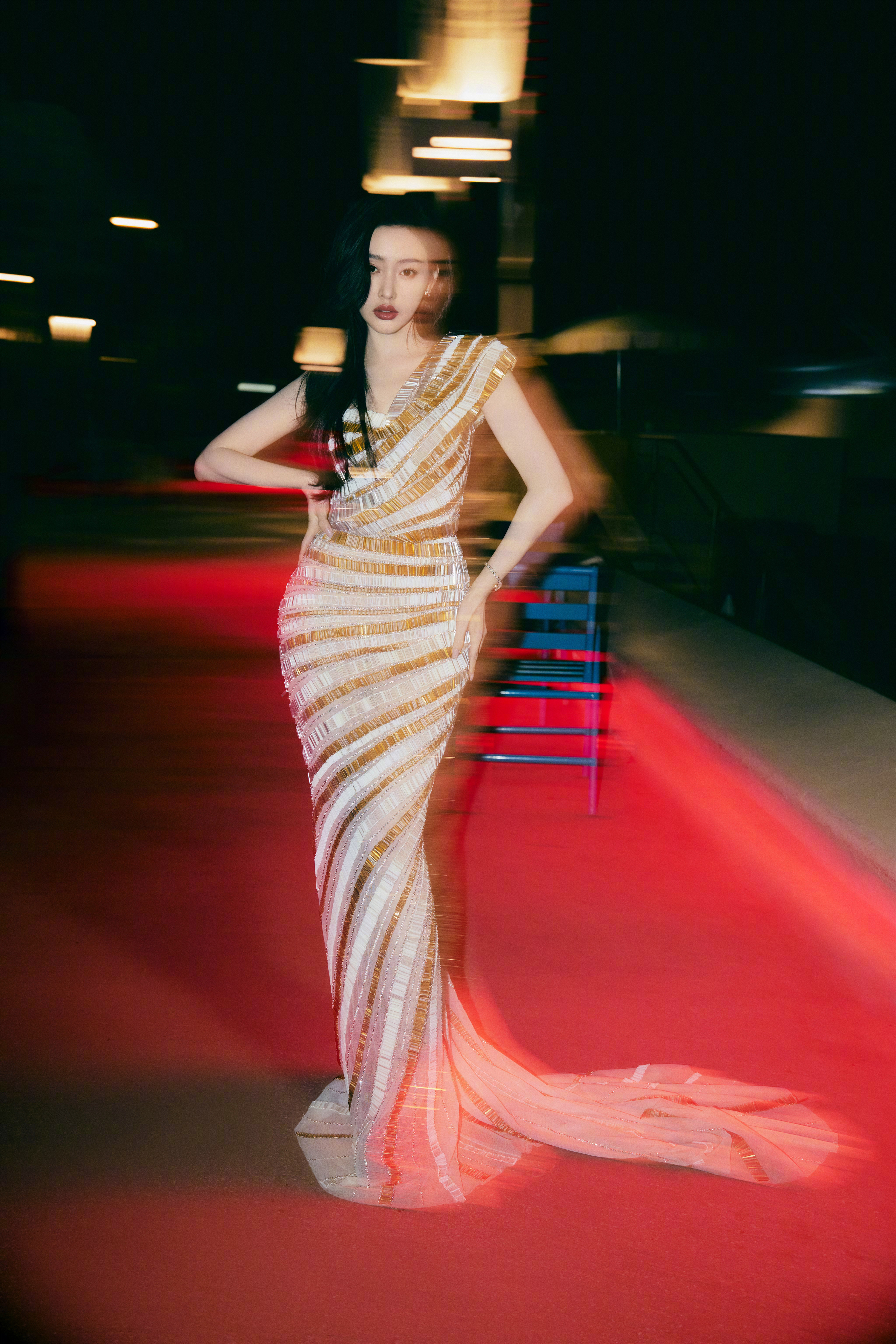 张天爱：金色条纹长裙，刹那的温柔。张天爱