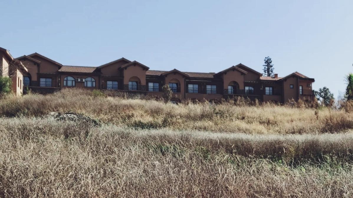 🔥谁还记得阳宗海华侨城？当年重金打造、万众期待，如今却荒凉冷清。街道空旷、商铺