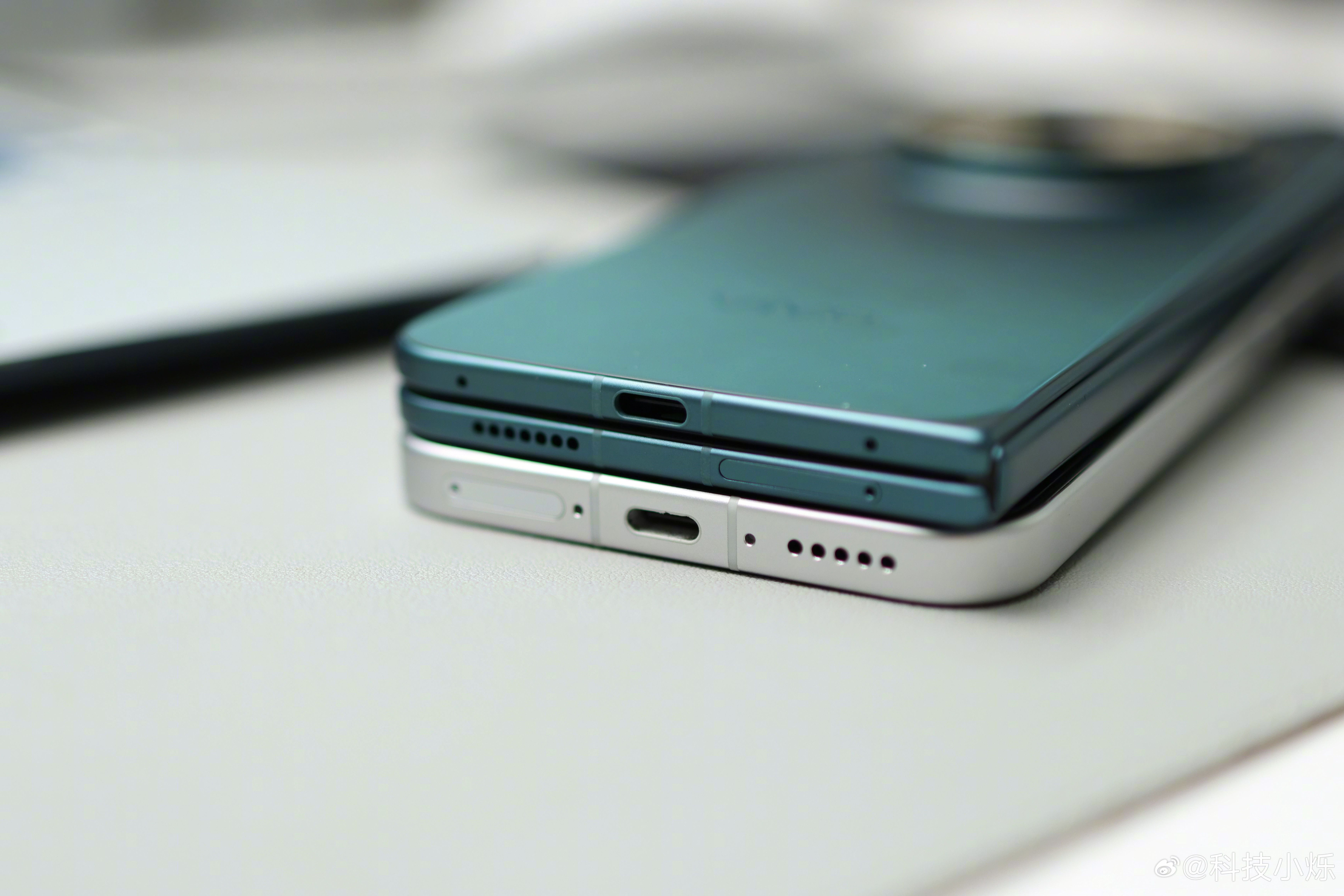 vivoXFold6根据后盖材质差异，折叠闭合机身厚度有所区别。其中采用玻