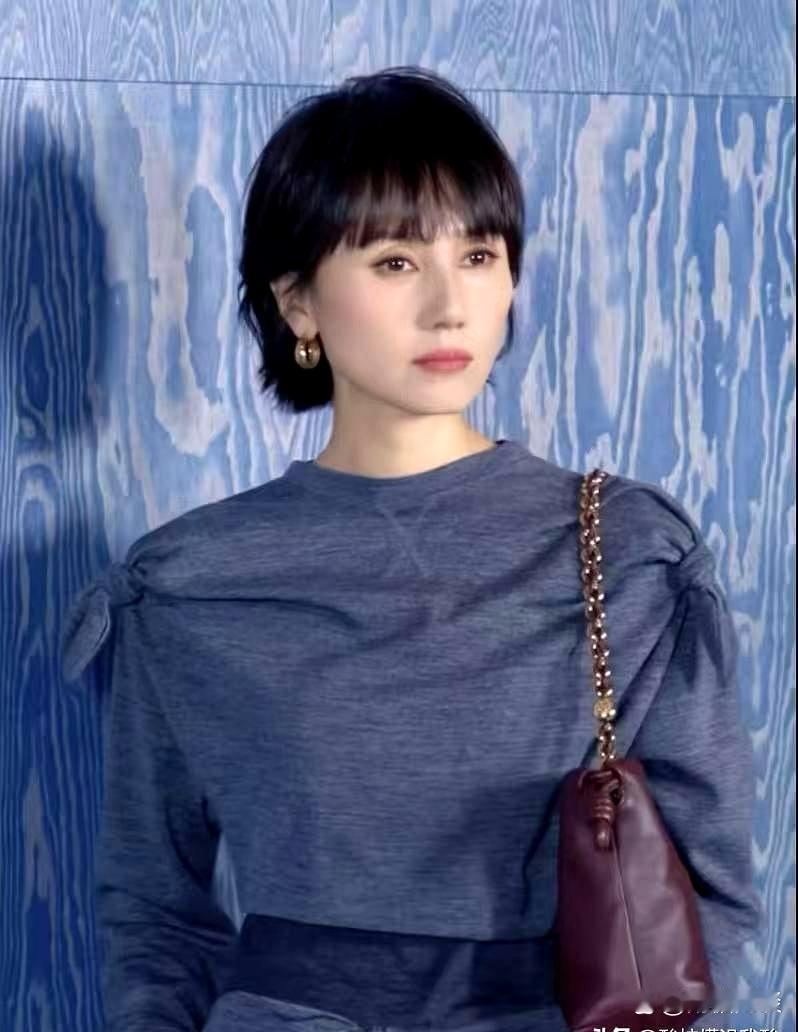 袁泉，大概率是娱乐圈这么多女明星里，出现在公共场合穿得最有品位的演员，没