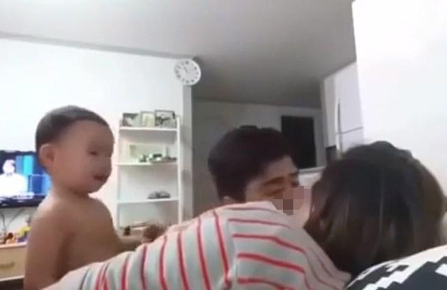 爸爸故意在宝宝面前亲了妈妈, 宝宝的反应让爸爸尴尬, 妈妈笑翻